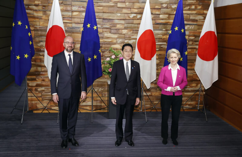 日本首相岸田文雄（中）12日與來訪的歐盟理事會主席米歇爾（左）及歐盟執委會主席范德賴恩（右）舉行日本與歐盟定期領袖會談。（共同社）