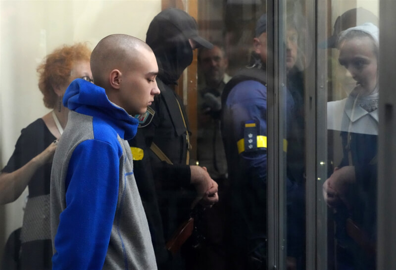 烏克蘭法院13日展開預審聽審，自俄羅斯入侵烏克蘭以來，首次審判一名涉嫌犯下戰爭罪的俄羅斯軍人希希馬林（前）。（美聯社）