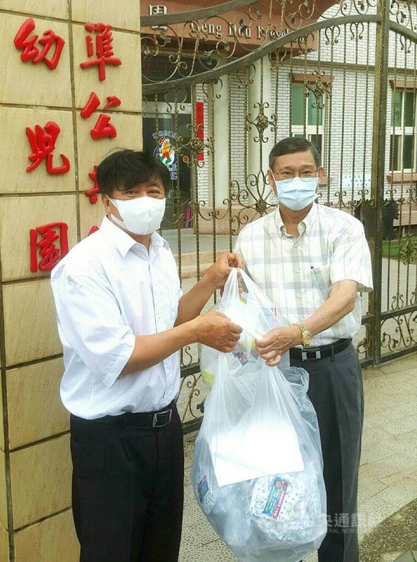 國內COVID-19疫情升溫,澎湖縣副議長陳雙全(左)以1個月薪資購買500份唾液快篩試劑與2萬個口罩,13日捐贈縣內27所公私立幼兒園,以行動協助校園防疫。中央社 111年5月13日