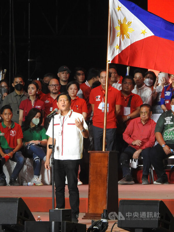 菲律賓學者認為，篤定當選總統的小馬可仕不會延續杜特蒂的「親中遠美」政策，而會在美中間尋求平衡，也有機會跟台灣在一些領域進行合作。圖為小馬可仕7日在選前最後一場造勢大會發言。中央社記者陳妍君馬尼拉攝  111年5月13日