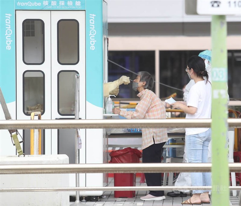 台北市因應COVID-19本土疫情加開篩檢站，13日持續有民眾前往台北市立聯合醫院忠孝院區接受PCR採檢。中央社記者張新偉攝 111年5月13日