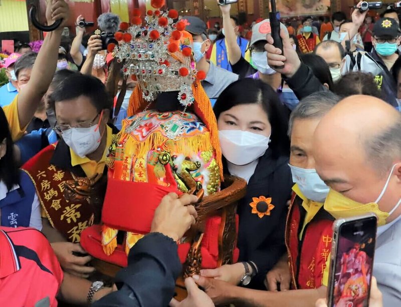 雲林縣六房媽過爐活動14日舉行，縣長張麗善（前右3）前往大埤五間厝股紅壇，祈求六房媽庇佑鄉親健康平安，隨後恭迎六房媽神尊上車。（雲林縣政府提供）中央社記者黃國芳傳真  111年5月14日