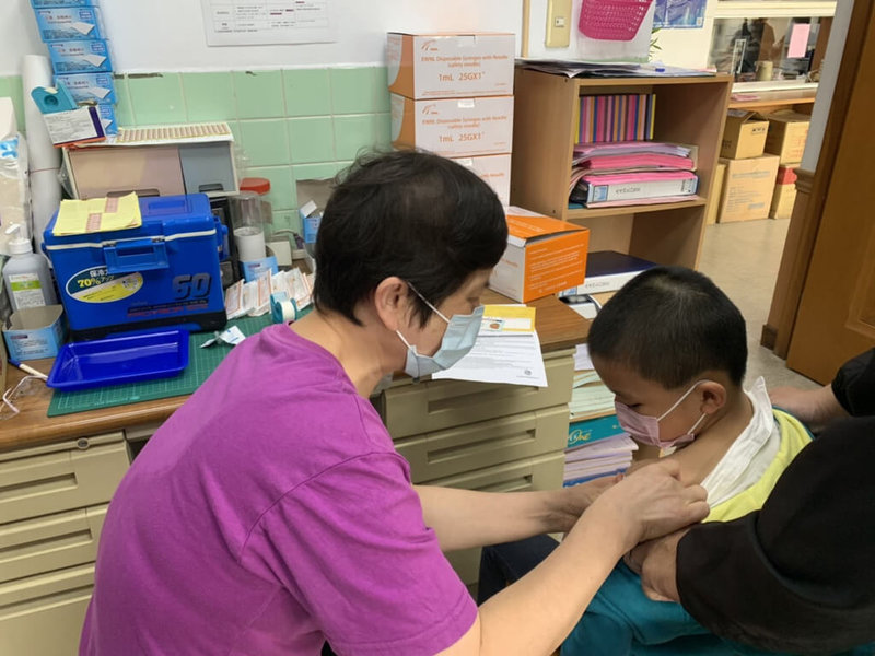 金門縣COVID-19確診人數持續上升,縣府規劃為6到11歲兒童施打疫苗,第1梯次接種期程為10日至13日在5鄉鎮衛生所施打。(金門縣政府提供)中央社記者黃慧敏傳真 111年5月14日