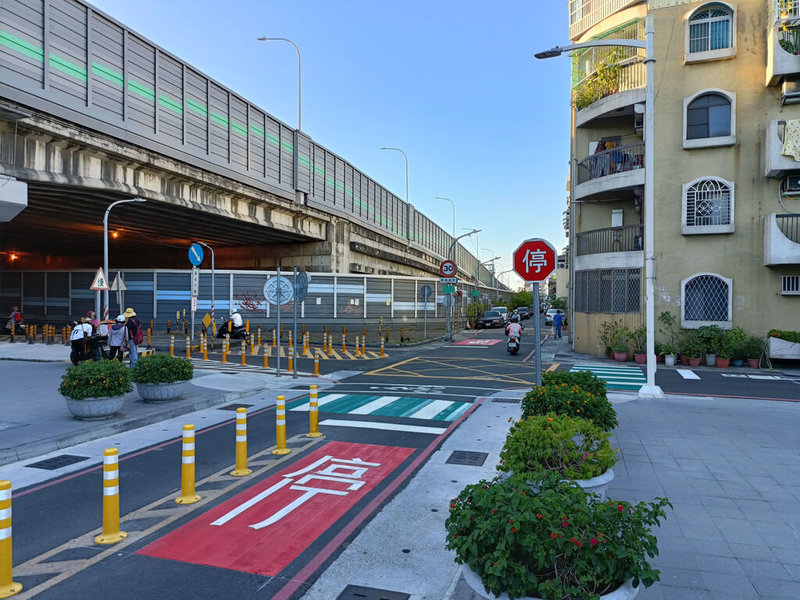 高雄市「綠園道」開通後,成為民眾往返三民區與鳳山區道路,車流增加,上下班尖峰時段機車速度快,交通事故增加,附近居民深受其擾,高雄市政府設置彩色標線提醒用路人注意。(高雄市政府提供)中央社記者曾以寧傳真 111年5月14日