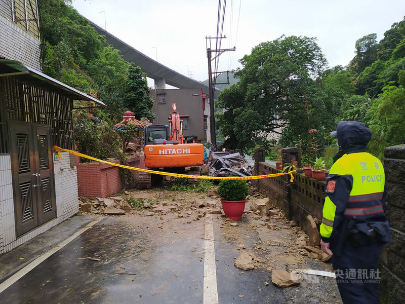 新北市石碇區14日下午發生大量土石滑落,導致1間土地公廟半毀、2輛汽車全毀。警消獲報在場拉起封鎖線,區公所緊急調派機具協助清除,下午5時完成搶修。(翻攝畫面)中央社記者沈佩瑤傳真 111年5月14日