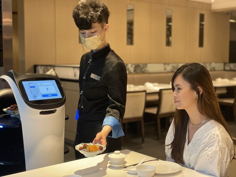 台北六福萬怡酒店導入送餐機器人負責餐點輸送，讓服務人員能更有時間跟客戶互動，增進感情。（六福旅遊集團提供）中央社記者江明晏傳真  111年5月14日