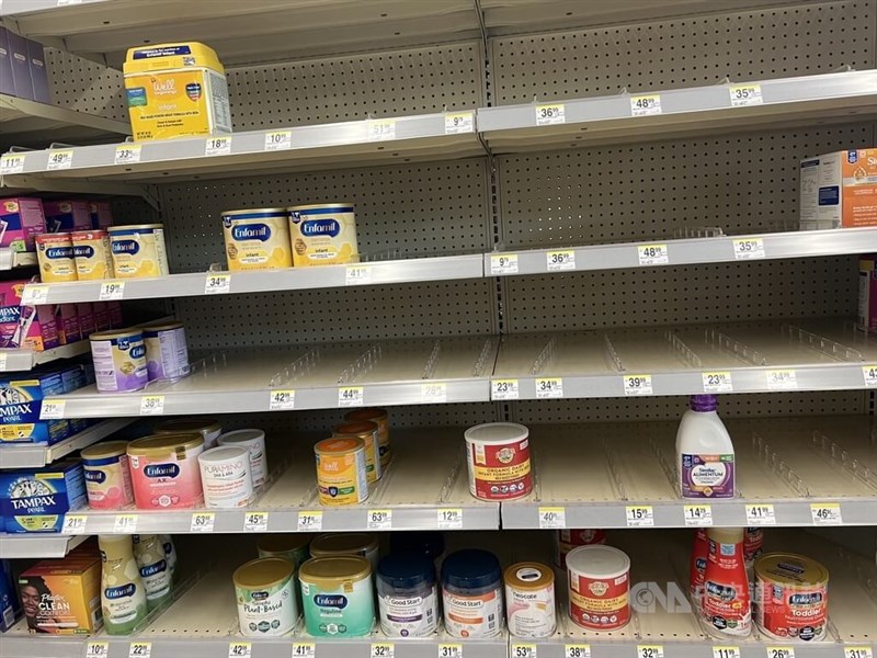 美國嬰兒配方奶粉短缺問題，短期內似乎看不到盡頭。圖為12日舊金山灣區一家連鎖藥妝店的貨架上配方奶粉的數量不多。（中央社檔案照片）