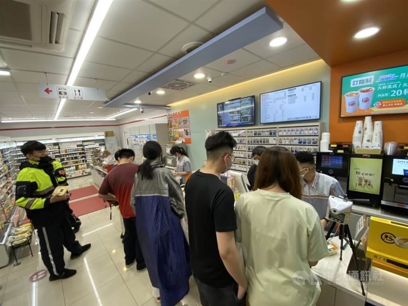13日晚間10時40分左右,北市統一超商因結帳系統當機,櫃檯出現排隊人潮。中央社記者張璦攝 111年5月13日