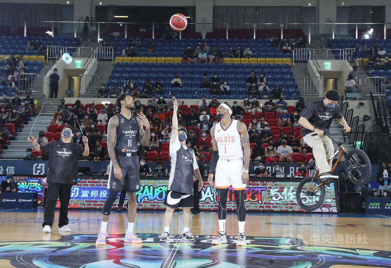台灣職籃聯盟P. LEAGUE+ 台北富邦勇士隊14日在主場台北和平籃球館舉辦主題週活動,賽前邀請扯鈴之王趙志翰(左)、花式籃球球魁(中)與BMX極限單車好手鄭喬鴻(右)擔任開球嘉賓。中央社記者張新偉攝 111年5月14日