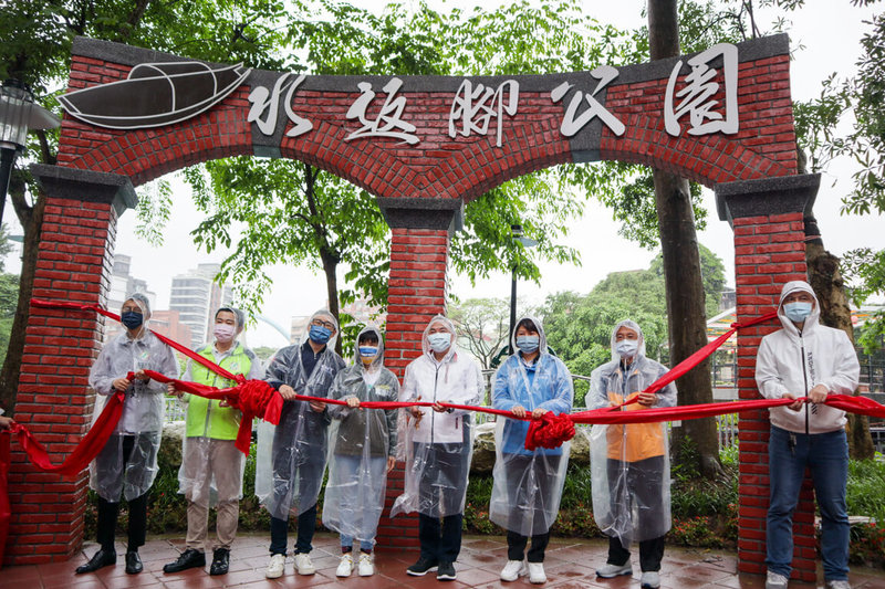 新北市長侯友宜(右4)14日上午到汐止區出席水返腳公園揭牌啟用活動,他表示,水返腳公園鄰近台鐵汐止車站,為融合環保、生態、教育及文化的特色全齡共融公園,歡迎大家來享受公園樂趣。(新北市工務局提供)中央社記者沈佩瑤傳真 111年5月14日