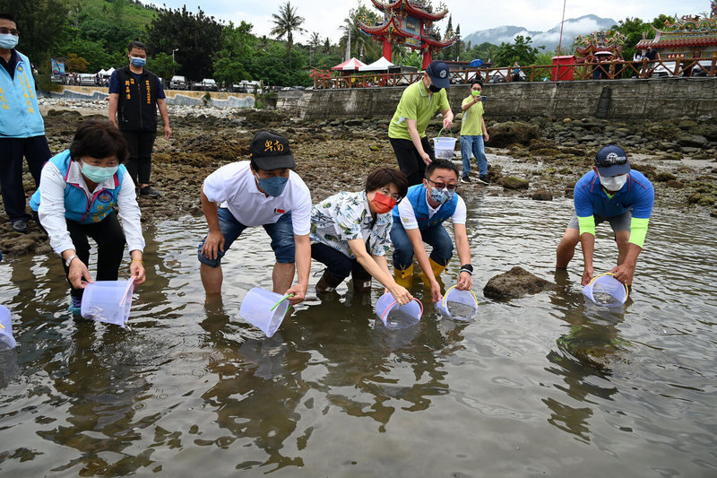 台東縣長饒慶鈴(前右3)等人14日和民眾一起前往杉原灣放流魚苗。她表示,自109年起在杉原灣海域移植硨磲貝,復育存活率達9成,成為本島第一個硨磲貝復育成功地區,這次縣府再攜手台東區漁會、台東大學等單位,放流2萬4000尾嘉鱲魚苗。(台東縣政府提供)中央社記者盧太城台東傳真 111年5月14日