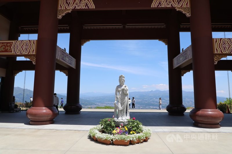 位於日本群馬縣澀川市伊香保町的佛光山法水寺被稱為「天空之寺」，風景絕佳。在第42屆「專家精選觀光餐飲及禮品設施100選」活動中與東京鐵塔等獲選入列。中央社記者楊明珠群馬攝  111年5月14日