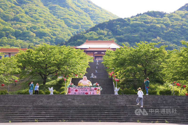 位於日本群馬縣澀川市伊香保町的佛光山法水寺被稱為「天空之寺」，風景絕佳，成為打卡熱點。此地3月櫻花盛開，5月牡丹綻放，為當地觀光業帶來活水。中央社記者楊明珠群馬攝  111年5月14日