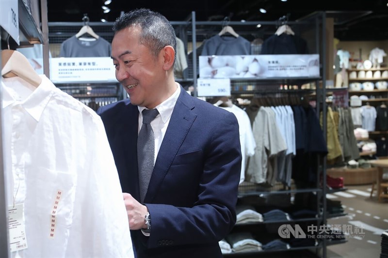 台灣無印良品總經理吉田明裕表示,台灣夏天很長,最近正在檢討調整衣料品,並已和越南等東南亞國家展開討論,希望開發出適合亞熱帶氣候的夏季限定款式,藉此更接地氣,實踐有感轉型。中央社記者吳家昇攝 111年5月14日
