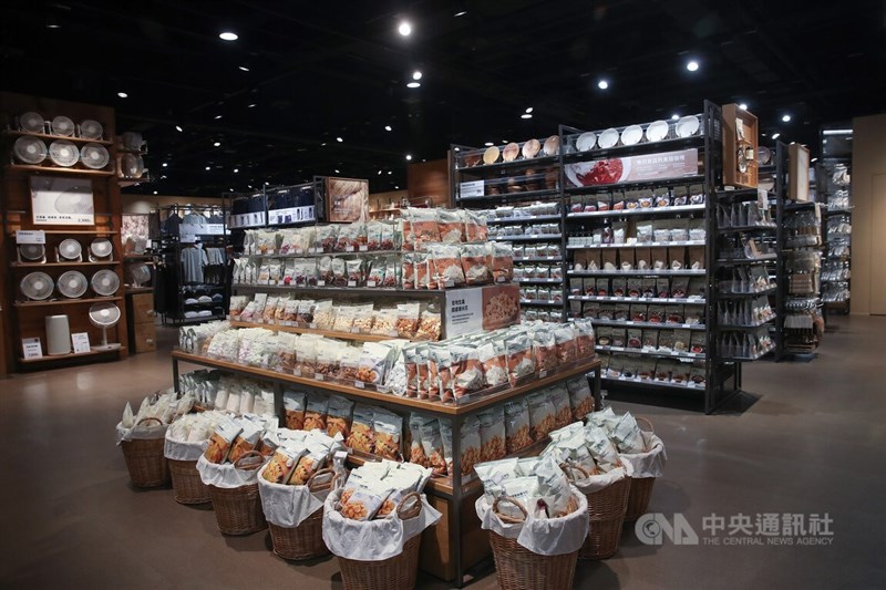 台灣無印良品近一年多來透過現地開發生產,回應台灣消費者需求,開發許多食品,將繼續深化現地開發業務,目標品項數至少翻10倍,更盼未來2、3年將食品業績占比提高至10%。中央社記者吳家昇攝 111年5月14日