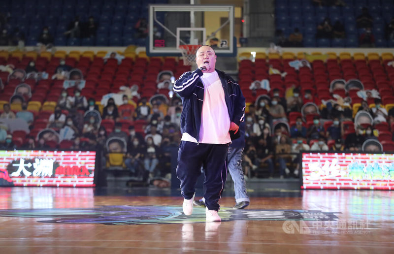 台灣職籃聯盟P. LEAGUE+(簡稱PLG)台北富邦勇士隊主場主題週活動14日在台北和平籃球館熱鬧登場,賽後並邀請饒舌歌手大淵MUTA獻唱,嗨翻現場球迷。中央社記者張新偉攝 111年5月14日