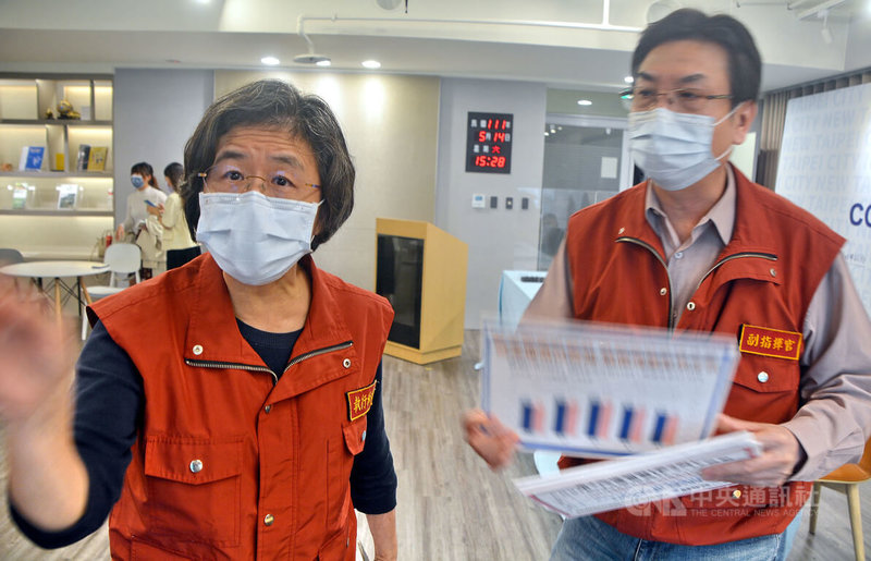 新北市府衛生局長陳潤秋(左)14日表示,新北有12家核心醫院做為長照機構的保母醫院,三峽某養護機構確診住民個案多為輕症,已經協助就地安置、分區隔離照護,提供視訊診療、藥物及專線電話諮詢。中央社記者黃旭昇新北市攝 111年5月14日