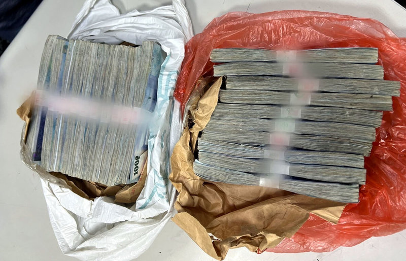 新北市警方14日指出,任職資源回收場的林姓男子發現新台幣200萬元鉅款藏在空氣清淨機,12日晚間與老闆、老闆娘同行,拎著內裝新台幣200萬元的塑膠袋報案。(警方提供)中央社記者黃旭昇新北傳真 111年5月14日