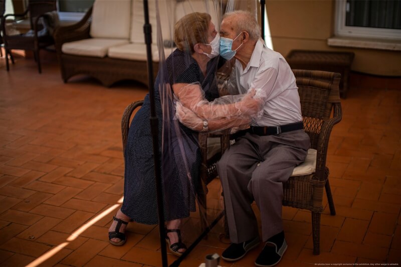 「SHOOTING-普立茲新聞攝影獎80週年展」6月台北登場，將展出2021年專題攝影獎作品「擁抱與親吻」，是由美聯社攝影記者莫瑞那提（Emilio Morenatti）拍攝，捕捉一對年邁夫婦在COVID-19疫情下隔著塑膠膜親吻與擁抱的景象。（時藝多媒體提供）中央社記者王寶兒傳真 111年5月14日