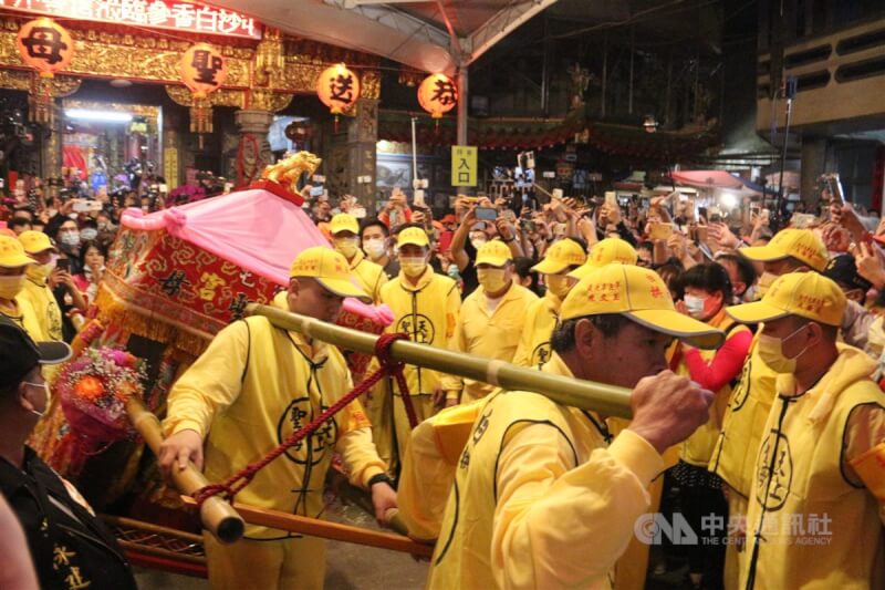 圖為2021年白沙屯拱天宮媽祖進香4月11日深夜起駕，數萬信徒情緒沸騰。（中央社檔案照片）