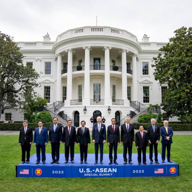 美國總統拜登（中）13日表示，與東協領袖首度在華府舉行的峰會，標示著美國與這10國集團的關係邁入「新時代」。（圖取自twitter.com/POTUS）
