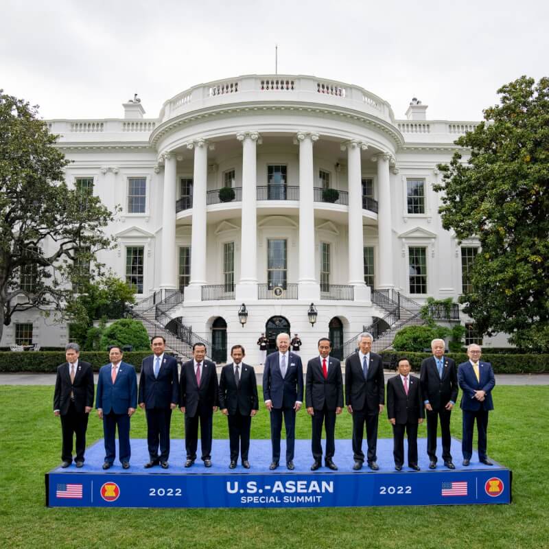 美國總統拜登（中）首度與東協國家領導人在華府舉行峰會，並宣布任命美國駐東協大使。（圖取自facebook.com/POTUS）