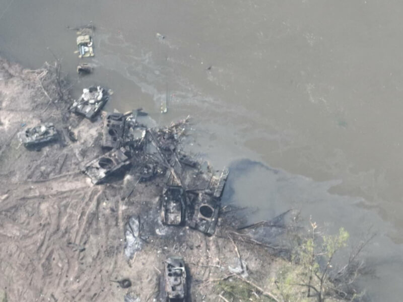 烏克蘭現在控制的區域延伸到北頓內茨克河河岸，烏克蘭軍方發布的畫面顯示有數十輛被毀的軍用車輛。（圖取自twitter.com/DefenceU）