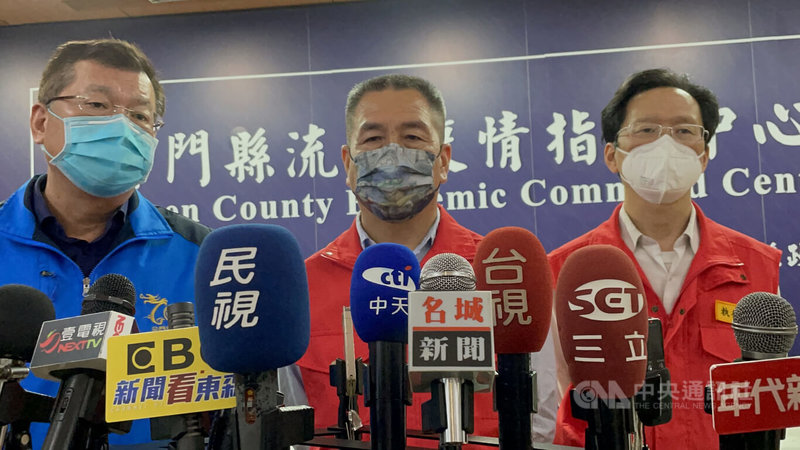 金門酒廠總經理楊駕人(左)14日表示,金酒12日傳出員工確診後,相關單位13日即停止上班;目前包括約聘僱人員在內共1235名員工,皆已發給1劑快篩劑備用,16日上班前需進行快篩,確認陰性才能入廠工作。中央社記者黃慧敏攝 111年5月14日