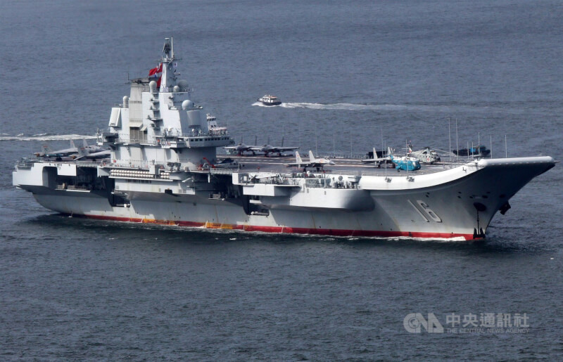 日本防衛省統合幕僚監部表示，中國遼寧號航空母艦（圖）連10天在太平洋演練艦載機起降，總計超過200架次。（中央社檔案照片）