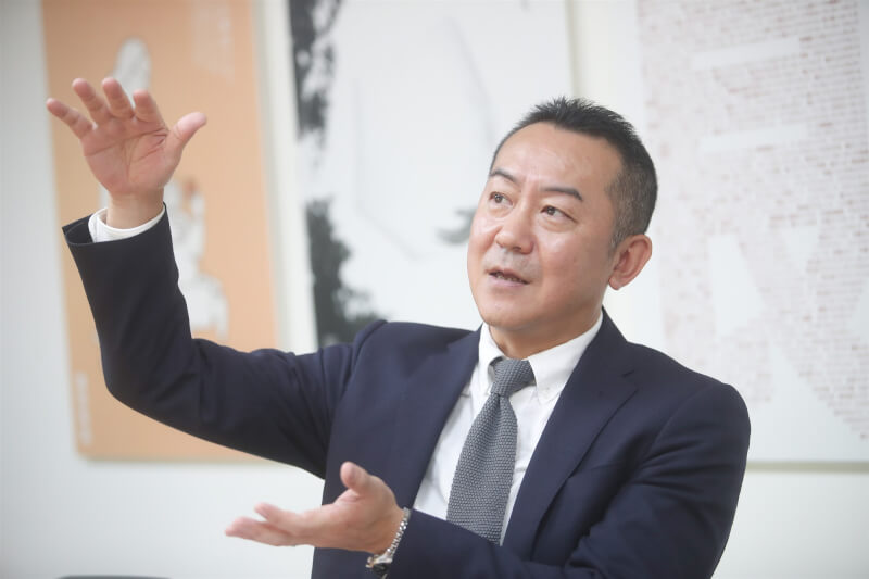 台灣無印良品首位日籍總經理吉田明裕指出,早在疫情發生前,無印良品就一直在思考實體店存在的意義,而最珍貴的莫屬人與人交流,由店員告訴顧客商品背後的故事,希望透過擴大導入良品市場,增加彼此連結,落實ESG概念。中央社記者吳家昇攝 111年5月14日