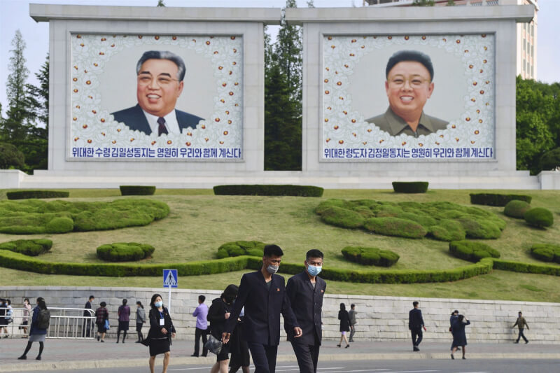 北韓14日通報新增21人發燒死亡，國家領導人金正恩稱這是建國以來「最大動盪」。圖為6日平壤街頭民眾戴口罩防疫。（共同社）