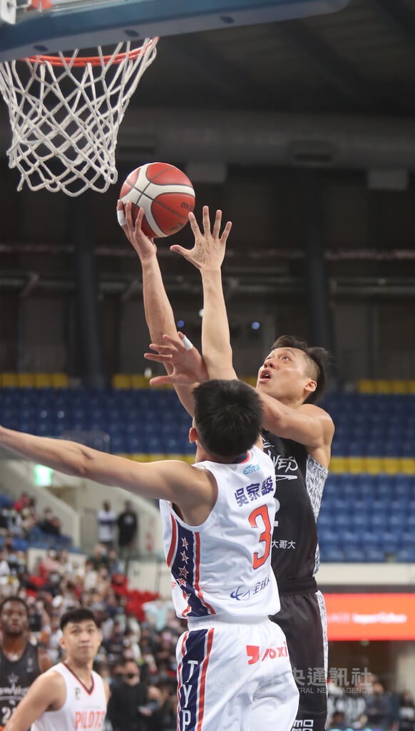 台灣職籃P. LEAGUE+ 台北富邦勇士隊14日在主場與桃園領航猿隊交手,勇士林志傑(中後)在比賽倒數讀秒階段得分,幫助球隊擊敗對手奪勝。中央社記者張新偉攝 111年5月14日