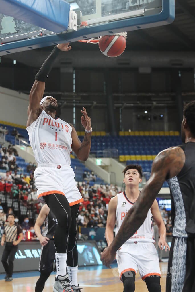台灣職籃聯盟P. LEAGUE+(簡稱PLG)14日在台北和平籃球館進行台北富邦勇士隊與桃園領航猿隊的例行賽程,領航猿洋將喬丹(Jordan Tolbert)(左)強攻禁區搶分。中央社記者張新偉攝 111年5月14日