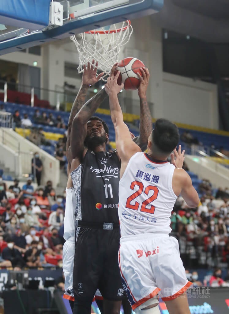 台灣職籃聯盟P. LEAGUE+例行賽,14日在台北和平籃球館由台北富邦勇士隊交手桃園領航猿隊,勇士終場以98比97擊敗對手,陣中洋將瓊斯(Perry Jones III)(左)全場拿下16分,幫助球隊獲勝。中央社記者張新偉攝 111年5月14日