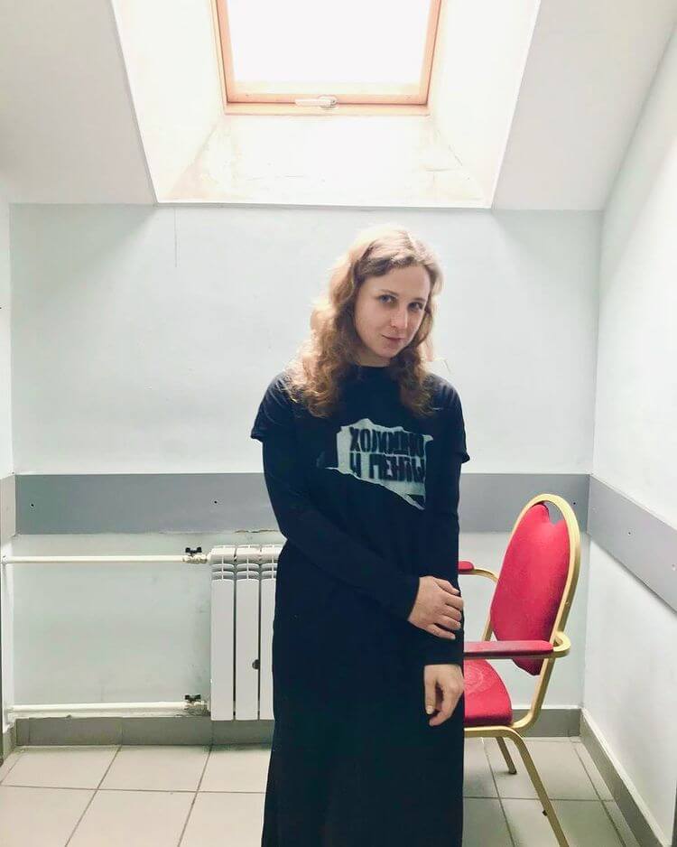 俄羅斯龐克樂團「暴動小貓」團長艾廖希娜因批評總統蒲亭而多次出入監獄、遭居家軟禁。（圖取自instagram.com/all_mary）