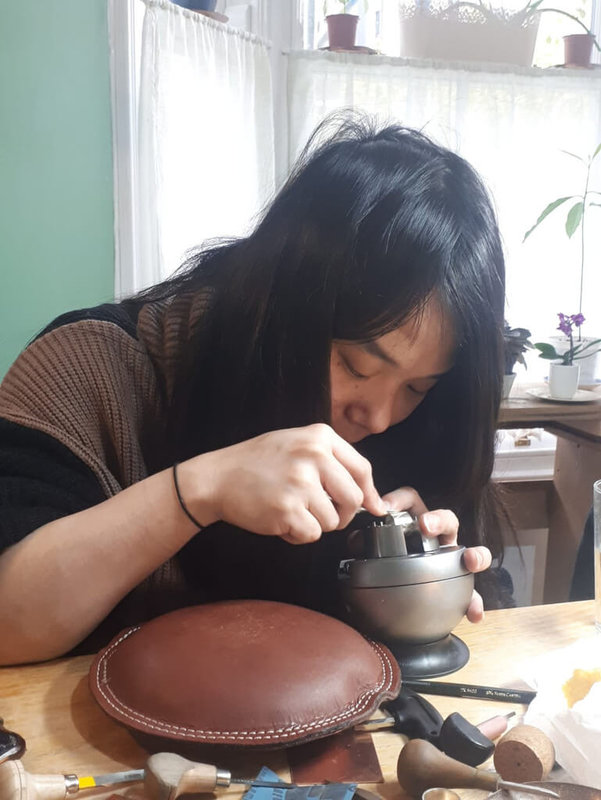 來自台灣的珠寶設計師鄭又嶧今年在英國珠寶界「奧斯卡獎」的金匠工藝與設計大賽中拿下銅牌,目前在英國銀匠珠寶培訓中心擔任獨立珠寶以及銀匠設計師。(鄭又嶧提供)中央社記者蘇木春傳真 111年5月14日