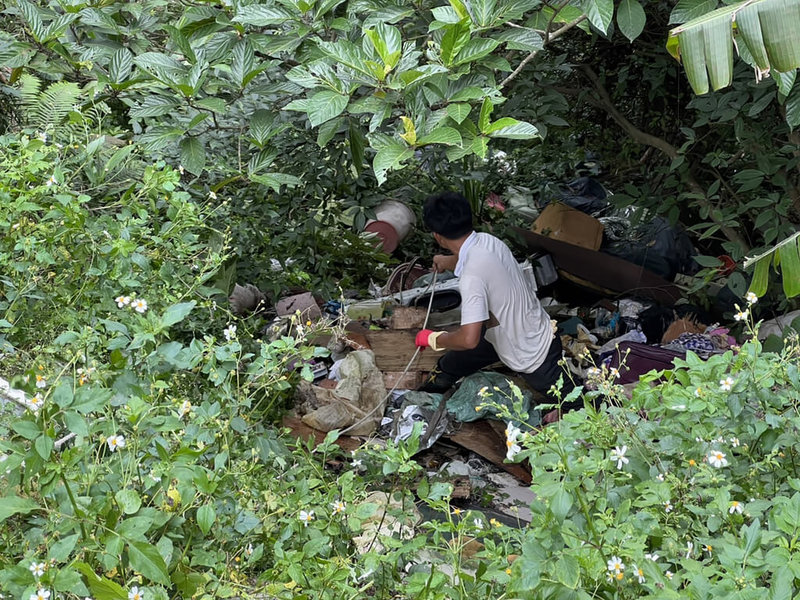 新竹縣關西鎮一處山坡地遭人偷倒裝潢廢棄物，警方調查發現是一間不法業者所為，全案依廢棄物清理法移送新竹地檢署偵辦。（新埔警分局提供）中央社記者魯鋼駿傳真  111年5月15日