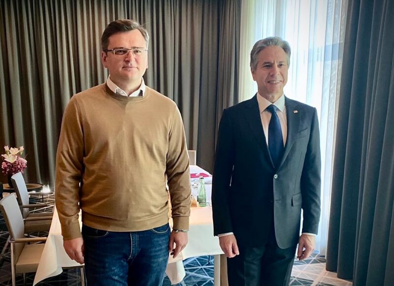 烏克蘭外交部長庫列巴（左）表示15日在柏林與美國國務卿布林肯（右）會面。（圖取自twitter.com/DmytroKuleba）