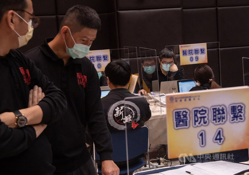 中央流行疫情指揮中心宣布,15日新增6萬8732例COVID-19本土病例;新北市消防局「防疫派遣中心」由387名內勤人員編組輪值,承接119「重症送醫案件聯繫收治醫院」、「輕症未送醫案件追蹤關懷」及「受理民眾諮詢」的工作。圖為15日上午防疫派遣中心情形。中央社記者趙世勳攝 111年5月15日