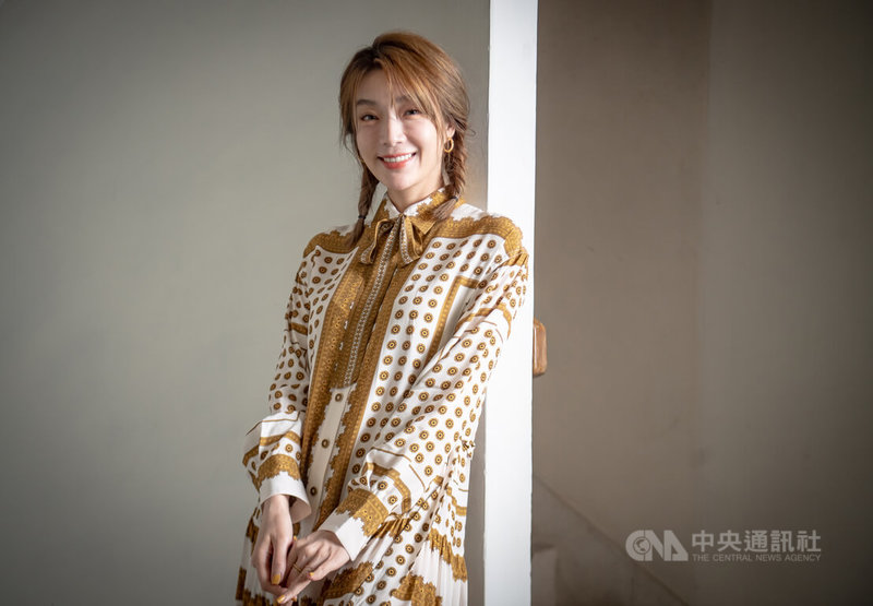 模特兒出身的演員蔡淑臻(圖)在醫療喜劇「村裡來了個暴走女外科」不計形象演出,她表示,非科班出身的自己,在這條路上時常忐忑不安,懷疑自己是否能做好一個演員,直到拍攝「鑑識英雄」時遇到導演賴孟傑,才終於體驗到表演的樂趣。中央社記者趙世勳攝 111年5月15日