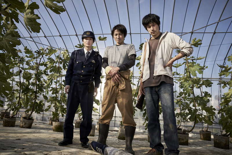 在電影「噪音」中飾演菜鳥警察的神木隆之介(左)笑言,自己國中時期就很喜歡電影「死亡筆記本」,這次能和前輩藤原龍也(中)、松山研一(右)合作格外緊張,常常忍不住想著:「我在與L和月說話」。(車庫娛樂提供)中央社記者葉冠吟傳真 111年5月15日