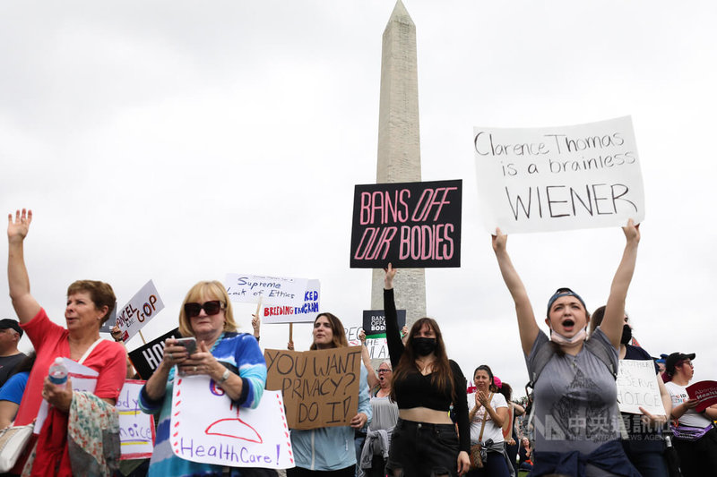 美國大批示威群眾14日聚集在華盛頓紀念碑前，高舉「禁令不要碰我身體」等標語，捍衛婦女墮胎權。中央社記者徐薇婷華盛頓攝 111年5月15日