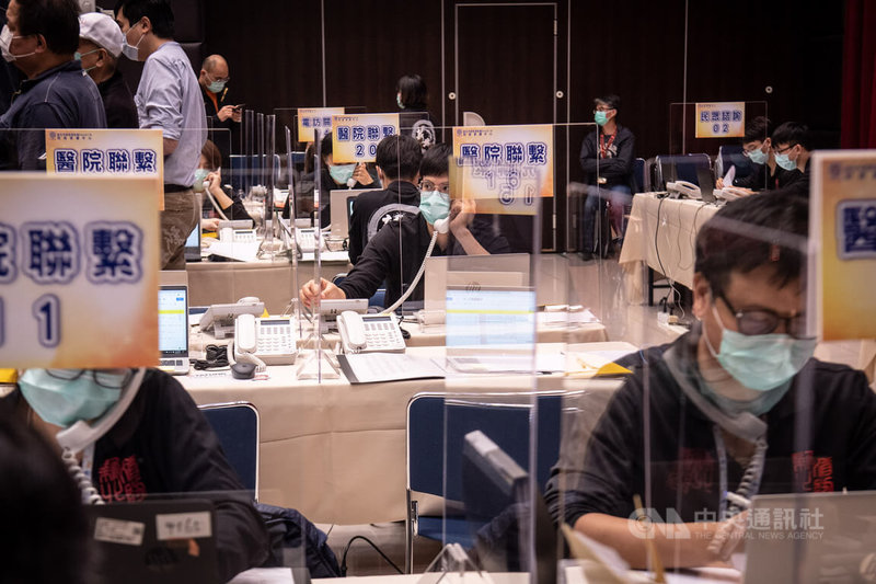 中央流行疫情指揮中心宣布,15日新增6萬8732例COVID-19本土病例,其中又以新北市新增2萬2891例最多。圖為15日上午新北市消防局「防疫派遣中心」工作情形。中央社記者趙世勳攝 111年5月15日