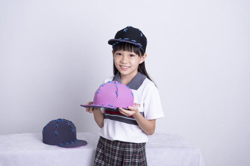 台中市大里區內新國小的四年級學生葉倖綺發明「軟性帽體結構」，拿下2022日本東京創新天才國際發明展金牌。（中華創新發明學會提供）
