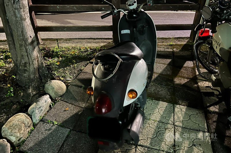 家住彰化溪湖鎮的陳姓老翁日前騎機車訪友,因迷路騎到百公里外的南投仁愛鄉親愛村,員警發現老翁時,老翁還要求幫忙加油要騎回家,不過員警未答應老翁要求,趕緊通知家屬安排老翁搭計程車回家。(翻攝照片)中央社記者吳哲豪傳真 111年5月15日