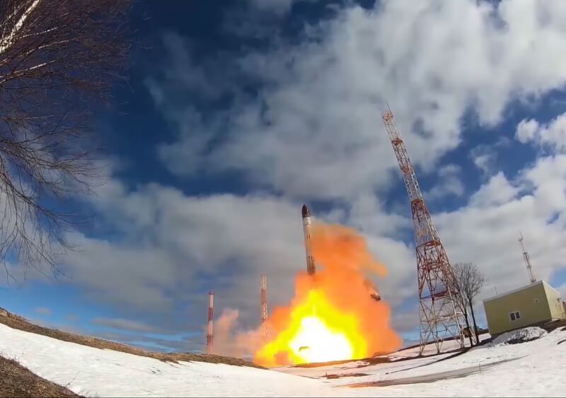 外號「撒旦2」的「RS-28薩爾馬特」洲際彈道飛彈可攜核武。圖為4月20日試射薩爾馬特飛彈。(圖取自facebook.com/mod.mil.rus)