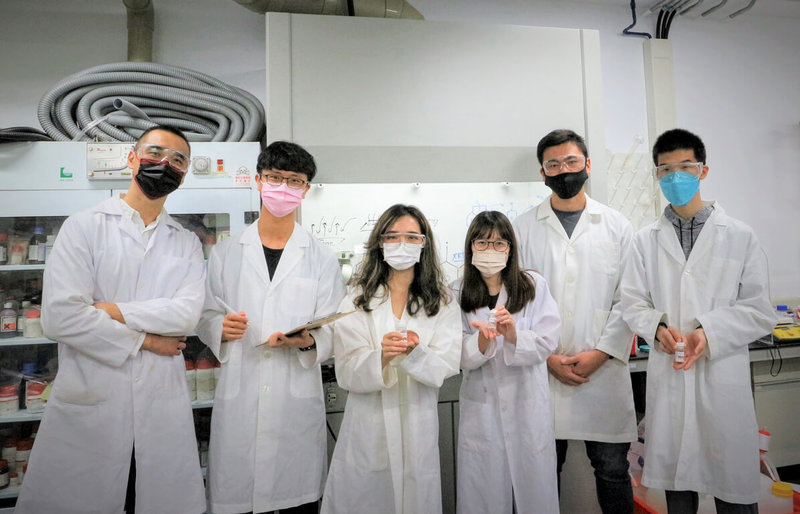 台大化工系團隊研發「氣相製程創建多功能骨組織修復裝置」,可提供軟骨和硬骨退化治療的新選擇,獲得多國專利,並拿下2022日本東京創新天才國際發明展金牌。(中華創新發明學會提供)中央社記者許秩維傳真 111年5月15日