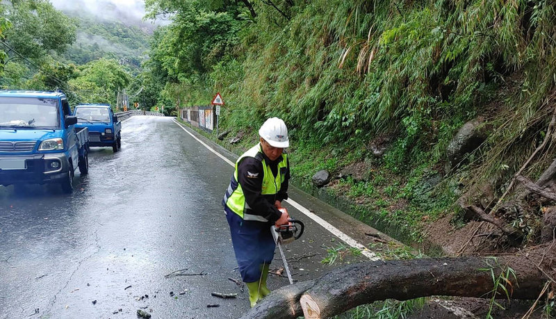 公路總局甲仙工務段指出,15日南橫公路沿線有零星落石及部分樹木傾倒,均已即時排除,預計16日下午5時解除預警性封閉並恢復正常管制機制。(公路總局甲仙工務段提供)中央社記者蔡孟妤傳真 111年5月15日