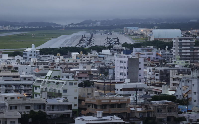 駐日美軍設施高達7成集中沖繩、沖繩所得仍跟不上日本本土水準，依舊是沖繩回歸日本50週年當下的嚴肅課題。圖為美軍普天間基地。（共同社）