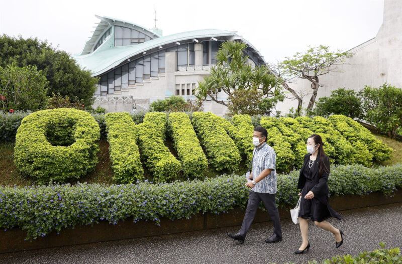 圖為15日前往沖繩回歸50週年紀念儀式宜野灣市會場的人們。（共同社）